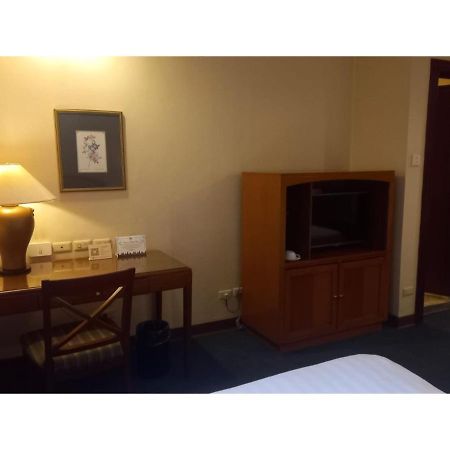Capital O 914 Makati Palace Hotel Макати Экстерьер фото