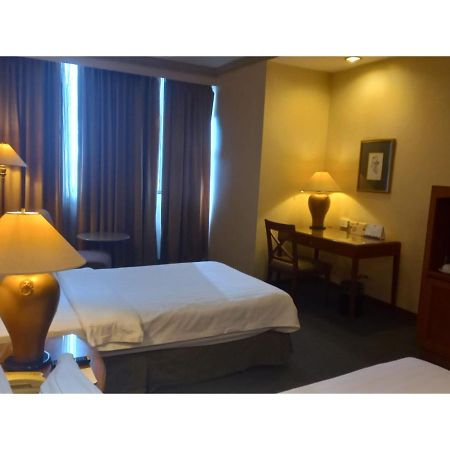 Capital O 914 Makati Palace Hotel Макати Экстерьер фото