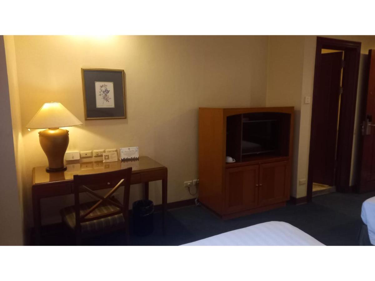 Capital O 914 Makati Palace Hotel Макати Экстерьер фото