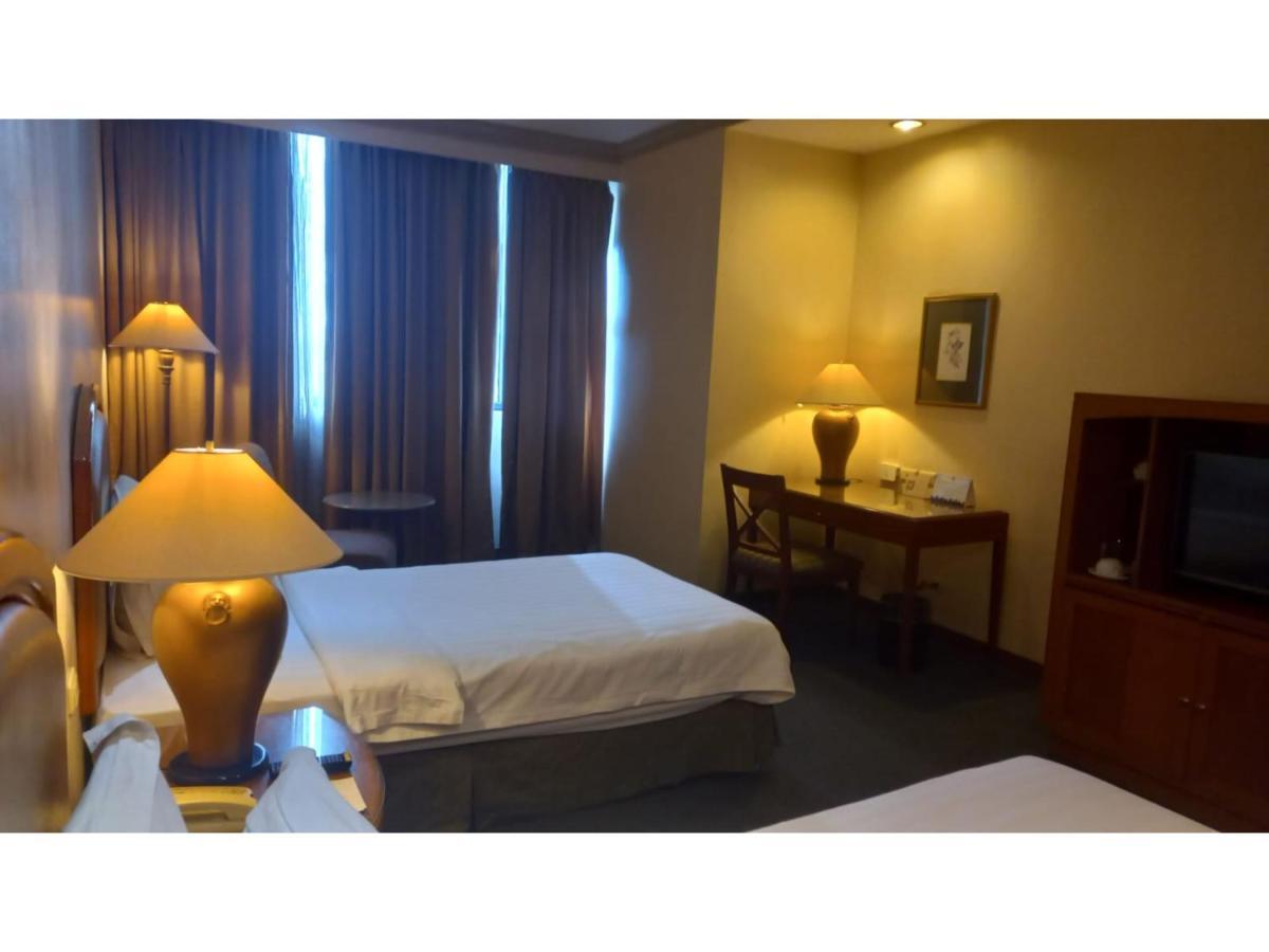 Capital O 914 Makati Palace Hotel Макати Экстерьер фото