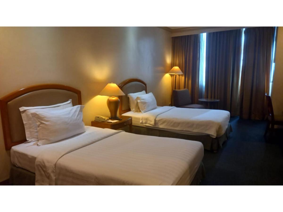 Capital O 914 Makati Palace Hotel Макати Экстерьер фото