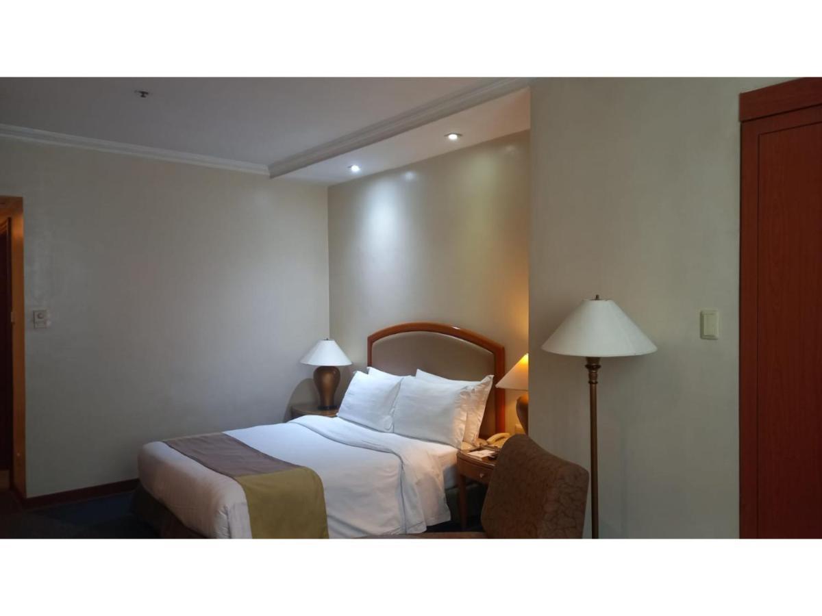 Capital O 914 Makati Palace Hotel Макати Экстерьер фото