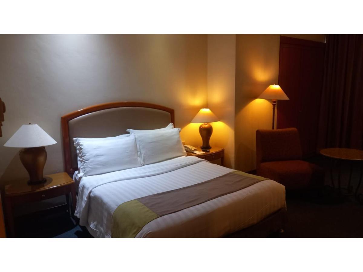 Capital O 914 Makati Palace Hotel Макати Экстерьер фото