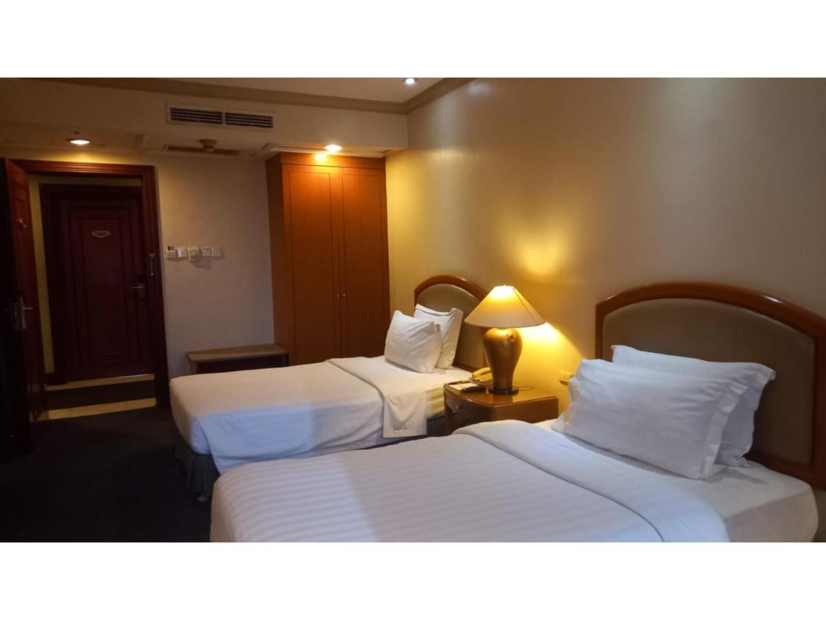 Capital O 914 Makati Palace Hotel Макати Экстерьер фото