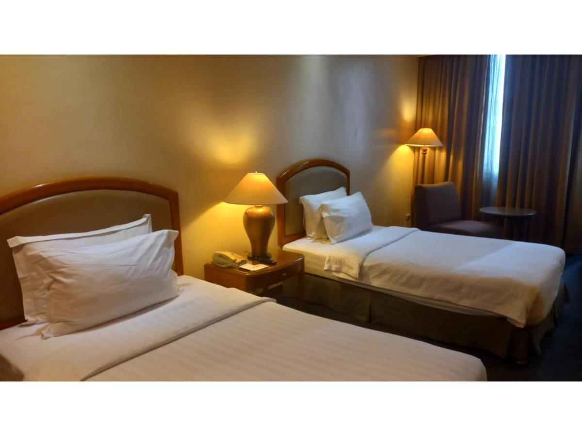 Capital O 914 Makati Palace Hotel Макати Экстерьер фото