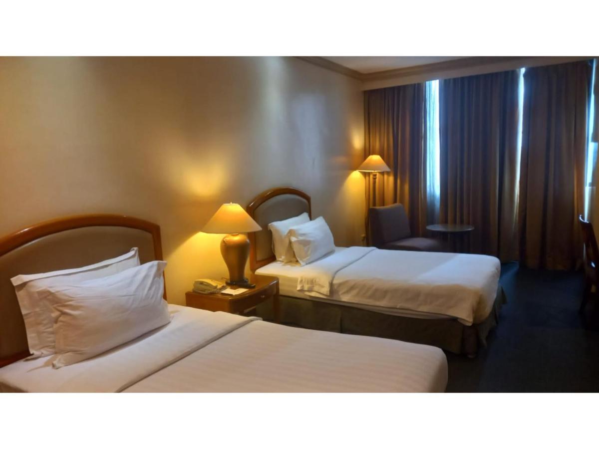 Capital O 914 Makati Palace Hotel Макати Экстерьер фото